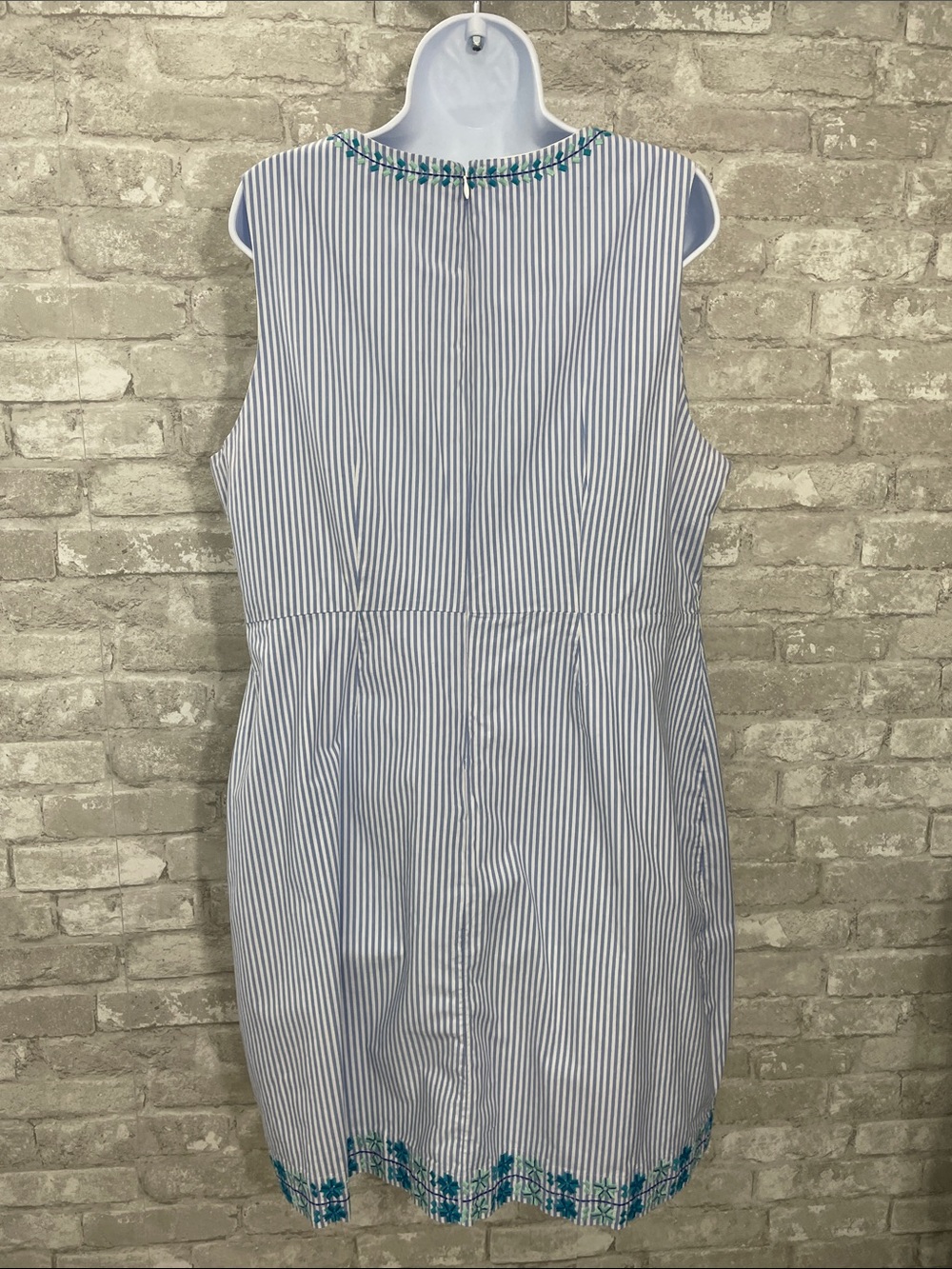 Vineyard Vines Pop Embroidered Hydrangea Stripe shift dress - Picture 3 of 6